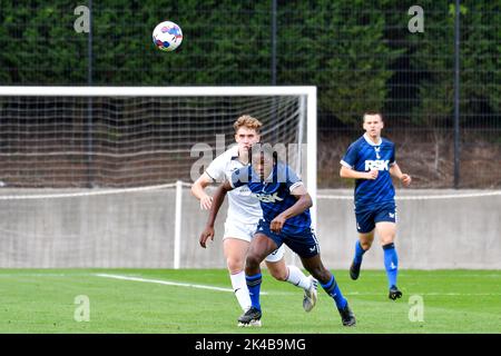 Swansea, Galles. 1 ottobre 2022. Nathan Asiimwe di Charlton Athletic e Iwan Morgan di Swansea City guardano la palla durante il gioco della Professional Development League tra Swansea City Under 18 e Charlton Athletic Under 18 alla Swansea City Academy di Swansea, Galles, Regno Unito, il 1 ottobre 2022. Credit: Duncan Thomas/Majestic Media. Credit: Majestic Media Ltd/Alamy Live News Foto Stock