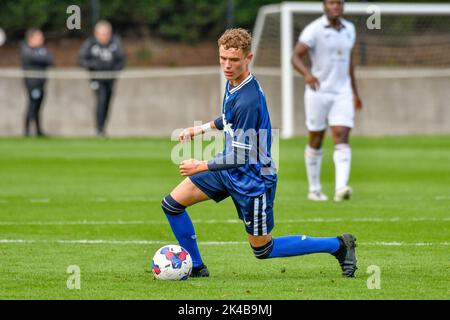 Swansea, Galles. 1 ottobre 2022. Harvey Kedwell di Charlton Athletic in azione durante il gioco della Professional Development League tra Swansea City Under 18 e Charlton Athletic Under 18 alla Swansea City Academy di Swansea, Galles, Regno Unito, il 1 ottobre 2022. Credit: Duncan Thomas/Majestic Media. Credit: Majestic Media Ltd/Alamy Live News Foto Stock