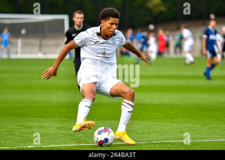 Swansea, Galles. 1 ottobre 2022. Kyrell Wilson di Swansea City in azione durante il gioco della Professional Development League tra Swansea City Under 18 e Charlton Athletic Under 18 alla Swansea City Academy di Swansea, Galles, Regno Unito, il 1 ottobre 2022. Credit: Duncan Thomas/Majestic Media. Credit: Majestic Media Ltd/Alamy Live News Foto Stock