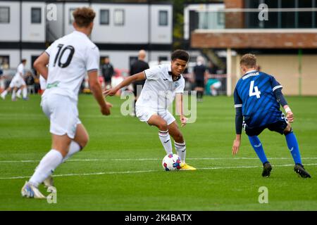 Swansea, Galles. 1 ottobre 2022. Kyrell Wilson di Swansea City è guardato da Harvey Kedwell di Charlton Athletic durante il gioco della Professional Development League tra Swansea City Under 18 e Charlton Athletic Under 18 alla Swansea City Academy di Swansea, Galles, Regno Unito, il 1 ottobre 2022. Credit: Duncan Thomas/Majestic Media. Credit: Majestic Media Ltd/Alamy Live News Foto Stock