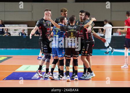 Taranto, Italia. 01st Ott 2022. Cucine Lube Civitanova festeggiamenti durante Gioiella Prisma Taranto vs Cucine Lube Civitanova, Volley Campionato Italiano Serie A Men Superleague a Taranto, 01 2022 ottobre Credit: Independent Photo Agency/Alamy Live News Foto Stock