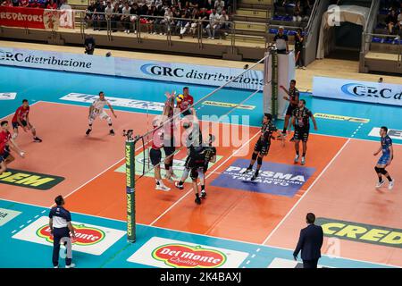 Taranto, Italia. 01st Ott 2022. Ivan Zaytsev (Cucine Lube Civitanova) Spike durante Gioiella Prisma Taranto vs Cucine Lube Civitanova, Volley Campionato Italiano Serie A Men Superleague a Taranto, Italia, Ottobre 01 2022 Credit: Independent Photo Agency/Alamy Live News Foto Stock