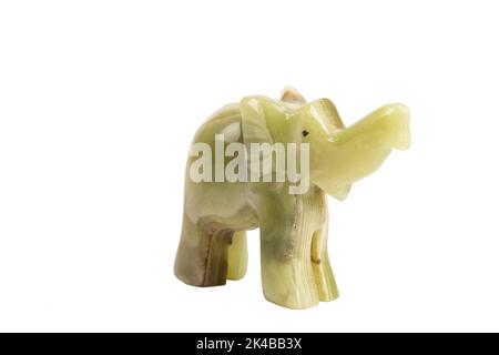 Un elefante fatto di onice che porta Buona fortuna. Isolato sopra il bakcground bianco. Primo piano. Foto Stock