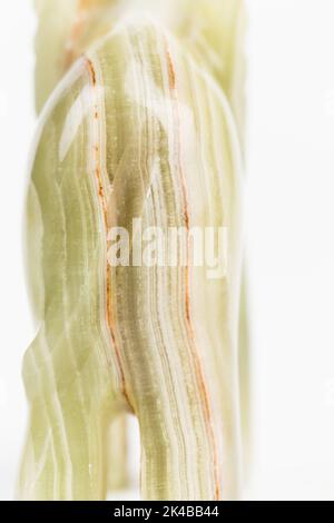 Un elefante fatto di onice che porta Buona fortuna. Si trova su un terreno di panetteria bianco. Primo piano. Foto Stock