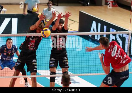 PalaMazzola, Taranto, Italia, 01 ottobre 2022, Barthelemy Chinenyeze (C ucina Lube Civitanova) Block durante Gioiella Prisma Taranto vs Cucine Lube Civitanova - Volley Serie a Campionato Italiano Superleague uomo Foto Stock