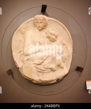 Madonna Michelangelos con Bambino e il giovane San Giovanni (pitti tondo) al Museo del Bargello di Firenze Foto Stock