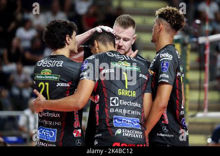 Taranto, Italia. 01st Ott 2022. Cucine Lube Civitanova festeggiamenti durante Gioiella Prisma Taranto vs Cucine Lube Civitanova, Volley Campionato Italiano Serie A Men Superleague a Taranto, 01 2022 ottobre Credit: Independent Photo Agency/Alamy Live News Foto Stock