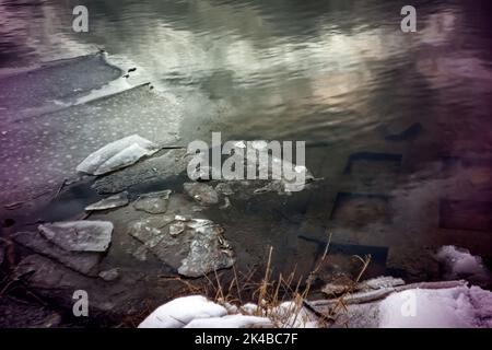 il ghiaccio si scioglie sul fiume in primavera Foto Stock