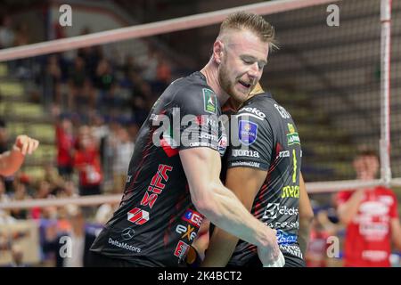 Taranto, Italia. 01st Ott 2022. Ivan Zaytsev (Cucine Lube Civitanova) gioia durante Gioiella Prisma Taranto vs Cucine Lube Civitanova, Volley Campionato Italiano Serie A Men Superleague a Taranto, Italia, Ottobre 01 2022 Credit: Independent Photo Agency/Alamy Live News Foto Stock