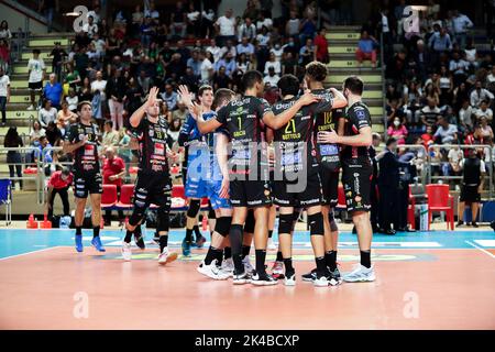 Taranto, Italia. 01st Ott 2022. Cucine Lube Civitanova celebra la vittoria durante Gioiella Prisma Taranto vs Cucine Lube Civitanova, Pallavolo Serie A Campionato Men Superleague a Taranto, 01 2022 ottobre Credit: Independent Photo Agency/Alamy Live News Foto Stock