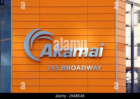 Il logo Akamai Technologies sull'edificio della sede centrale, 145 Broadway, Cambridge, Massachusetts. edge computing, distribuzione di contenuti Foto Stock