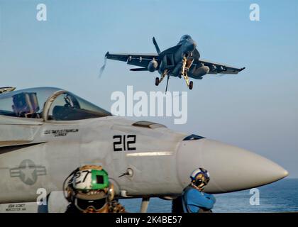 Busan, Corea del Sud. 01st Ott 2022. Un aereo da combattimento Super Hornet della Marina statunitense F/A-18F, attaccato all'approccio Diamondbacks of Strike Fighter Squadron per un atterraggio sul ponte di volo della superportatrice nucleare di classe Nimitz, USS Ronald Reagan durante operazioni di addestramento congiunte con la Marina sudcoreana nel Mare Orientale, 1 ottobre 2022 vicino a Busan, Corea del Sud. Credit: MC2 Askia Collins/US Navy Photo/Alamy Live News Foto Stock