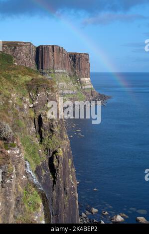 Kilt roccia e cascata sulla costa nord-orientale dell'Isola di Skye in Scozia Foto Stock