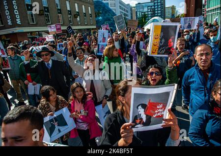 Le donne iraniane stanno gridando slogan durante la manifestazione. La gente in Iran e all'estero ha pianificato proteste a livello mondiale il sabato contro la Repubblica islamica dopo due settimane di raduni scatenati dalla morte di Mahsa Amini. Centinaia di iraniani si sono riuniti nel centro della città olandese di Eindhoven per alzare la voce del popolo iraniano e chiedere giustizia per i crimini sistematici e la violenza commessi dalle autorità del regime islamico contro gli iraniani. Diverse donne iraniane e un uomo hanno tagliato i capelli in pubblico come una forma di protesta poignant per mostrare loro arrabbiato. Protes Foto Stock