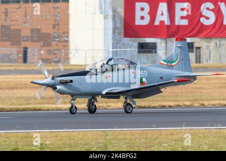 Irish Air Corps Pilatus PC-9M Turbo-prop trainer 269, del Silver Swallows Display Team dopo l'atterraggio al Royal International Air Tattoo Foto Stock