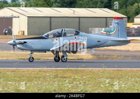 Irish Air Corps Pilatus PC-9M Turbo-prop trainer 269, del Silver Swallows Display Team dopo l'atterraggio al Royal International Air Tattoo Foto Stock