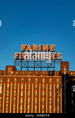 Farine Five Roses Sign, Lachine Canal, Griffintown, Montreal, Quebec, Canada. Foto Stock