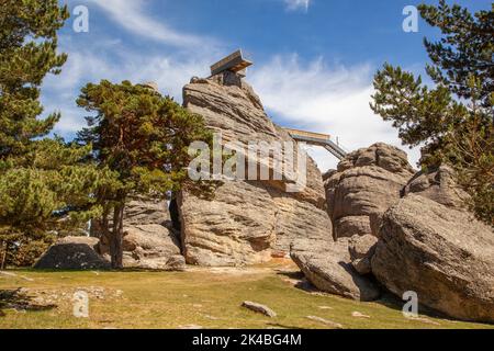 Punto di vista presso le formazioni rocciose al Mirador de Castroviejo Sierra de Urbion Soria Spagna Foto Stock