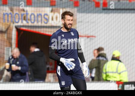 1st ottobre 2022; New Douglas Park, Hamilton, Scozia: Scottish Championship football, Hamilton Academical versus Dundee; il portiere di Dundee Adam Legzdins durante il riscaldamento prima della partita Foto Stock