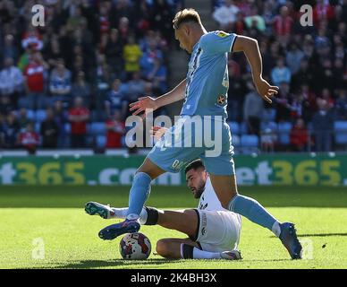 Coventry, Regno Unito. 01st Ott 2022. Alex Mowatt #4 di Middlesbrough affronta Callum Doyle #3 di Coventry City durante la partita del Campionato Sky Bet Coventry City vs Middlesbrough a Coventry Building Society Arena, Coventry, Regno Unito, 1st ottobre 2022 (Foto di Gareth Evans/News Images) a Coventry, Regno Unito il 10/1/2022. (Foto di Gareth Evans/News Images/Sipa USA) Credit: Sipa USA/Alamy Live News Foto Stock