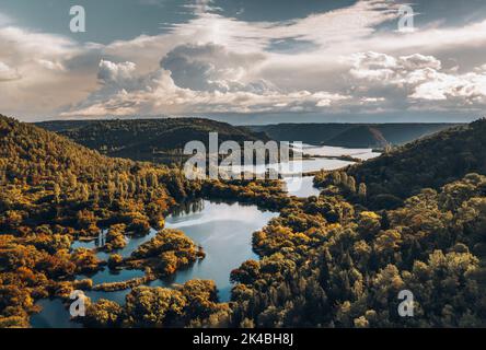 Vista aerea del drone sulla luce sognante dell'alba che copre lo splendido fiume Krka e le cascate. Fantastica scena del Parco Nazionale Krka a settembre Foto Stock