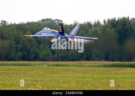 Il jet numero sei degli Stati Uniti Blue Angels decollo in preparazione alla loro dimostrazione aerea al 2021 Airshow London SkyDrive, ON, Canada. Foto Stock
