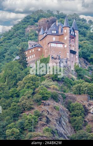 Valle del Reno, San Goarshausen, Germania. Katz Castello (XIV secolo) sulla collina. Foto Stock