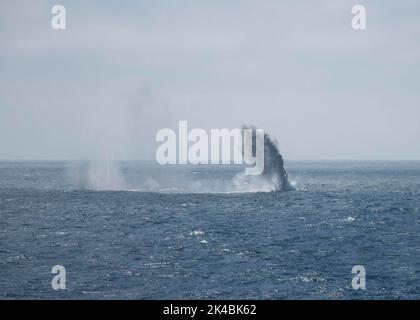 220927-N-XK462-1150 OCEANO PACIFICO (DAL 27, 2022) il cacciatorpediniere missilistico guidato di classe Arleigh Burke USS Wayne E. Meyer (DDG 108) conduce un'esercitazione di fuoco vivo con USS Decatur (DDG 73) e USS Chung Hoon (DDG 93). Wayne E. Meyer sta attualmente lavorando con Nimitz Carrier Strike Group in preparazione di un'implementazione imminente. (STATI UNITI Foto Navy di Mass Communication Specialist 3rd Class Hannah Kantner) Foto Stock