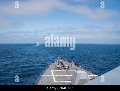 220927-N-XK462-1023 OCEANO PACIFICO (DAL 27, 2022) il cacciatorpediniere missilistico guidato di classe Arleigh Burke USS Wayne E. Meyer (DDG 108) brucia in linea con USS Decatur (DDG 73) e USS Chung-Hoon (DDG 93). Wayne E. Meyer sta attualmente lavorando con Nimitz Carrier Strike Group in preparazione di un'implementazione imminente. (STATI UNITI Foto Navy di Mass Communication Specialist 3rd Class Hannah Kantner) Foto Stock