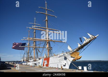 L'equipaggio della Guardia Costiera Cutter Barque Eagle ha tenuto tour militari e ha tenuto una cerimonia per la presentazione di una risoluzione che raccomanda Tall Ships America mentre ormeggiato a Newport, RI il 24 settembre 2022. Per tutta la primavera, l’estate e l’autunno, Eagle formerà i cadetti e i candidati agli ufficiali, insegnando loro abilità pratiche di marinaio e indoctrinandoli nel laboratorio di leadership della Guardia Costiera. (STATI UNITI Guardia costiera foto di Petty Officer 2nd Classe Ryan L. Noel) Foto Stock