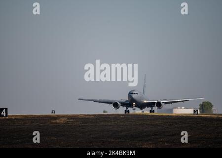 Un KC-46A Pegasus assegnato alla 916th Air Refuging Wing atterra il 29 settembre 2022 alla McConnell Air Force base, Kansas. L'aereo era uno dei nove inviati da un'abbondanza di cautela dalla base aeronautica di Seymour Johnson, Carolina del Nord, prima che l'uragano Ian atterrasse là. (STATI UNITI Air Force foto di staff Sgt. Nathan Eckert) Foto Stock