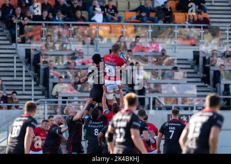 Londra, Regno Unito. 01st Ott 2022. Hanro Liebenberg #8 di Leicester Tigers vince la line out durante la partita di premiership Gallagher Saracens vs Leicester Tigers allo StoneX Stadium, Londra, Regno Unito, 1st ottobre 2022 (Foto di Richard Washbrooke/News Images) a Londra, Regno Unito il 10/1/2022. (Foto di Richard Washbrooke/News Images/Sipa USA) Credit: Sipa USA/Alamy Live News Foto Stock