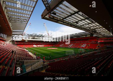 Una vista generale all'interno dell'Anfield Stadium, sede della squadra di calcio di Liverpool prima della partita. Incontro della Premier League, Liverpool contro Brighton e Hove Albion Foto Stock