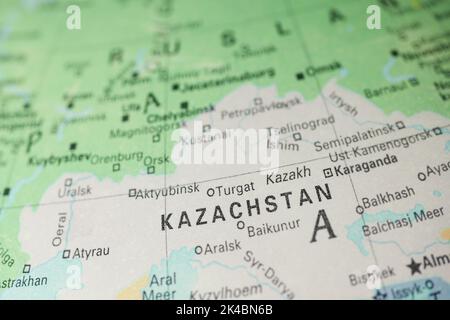 Kazakistan sulla mappa o globo in lingua olandese. Nei Paesi Bassi è il Kazachstan. Geografia del mondo. Foto Stock