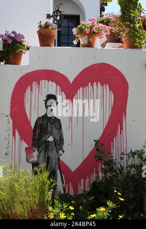 California, 07/11/2011: Charlie Chaplin con graffiti a cuore rosso a Carmel vicino al mare, città sulla costa del Pacifico conosciuta per la sua incantevole architettura Foto Stock