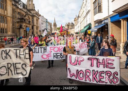 Oxford, Regno Unito. 1st ottobre 2022. Oxford Enough è abbastanza marzo dopo i rally, uno dei tanti che si svolgono nel Regno Unito. Abbastanza è stato lanciato da una coalizione di organizzazioni e parlamentari. Essi impongono cinque richieste. Garantire un reale aumento salariale per i lavoratori, tagliare le bollette energetiche, porre fine alla povertà alimentare, garantire case decenti per tutti e tassare la ricchezza per i ricchi. Credit: Stephen Bell/Alamy Live News Foto Stock