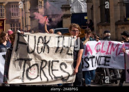 Oxford, Regno Unito. 1st ottobre 2022. Oxford Enough è abbastanza marzo dopo i rally, uno dei tanti che si svolgono nel Regno Unito. Abbastanza è stato lanciato da una coalizione di organizzazioni e parlamentari. Essi impongono cinque richieste. Garantire un reale aumento salariale per i lavoratori, tagliare le bollette energetiche, porre fine alla povertà alimentare, garantire case decenti per tutti e tassare la ricchezza per i ricchi. Credit: Stephen Bell/Alamy Live News Foto Stock