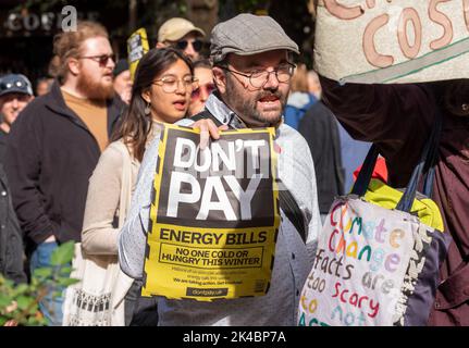 Oxford, Regno Unito. 1st ottobre 2022. Oxford Enough è abbastanza marzo dopo i rally, uno dei tanti che si svolgono nel Regno Unito. Abbastanza è stato lanciato da una coalizione di organizzazioni e parlamentari. Essi impongono cinque richieste. Garantire un reale aumento salariale per i lavoratori, tagliare le bollette energetiche, porre fine alla povertà alimentare, garantire case decenti per tutti e tassare la ricchezza per i ricchi. Nella foto, l'uomo che tiene la mano non gioca la targhetta. Credit: Stephen Bell/Alamy Live News Foto Stock