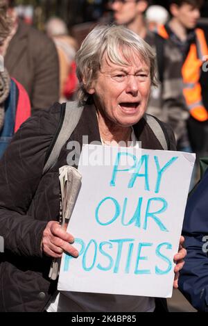 Oxford, Regno Unito. 1st ottobre 2022. Oxford Enough è abbastanza marzo dopo i rally, uno dei tanti che si svolgono nel Regno Unito. Abbastanza è stato lanciato da una coalizione di organizzazioni e parlamentari. Essi impongono cinque richieste. Garantire un reale aumento salariale per i lavoratori, tagliare le bollette energetiche, porre fine alla povertà alimentare, garantire case decenti per tutti e tassare la ricchezza per i ricchi. Nella foto, donna in possesso di pagare i nostri beni cartellone. Credit: Stephen Bell/Alamy Live News Foto Stock