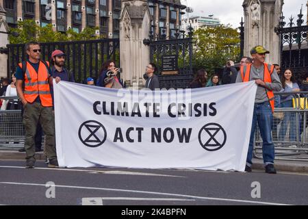 Londra, Regno Unito. 1st ottobre 2022. Basta fermare il petrolio e l'estinzione i manifestanti della ribellione bloccano la Piazza del Parlamento. La marcia è stata parte del giorno abbastanza è abbastanza proteste che hanno visto diversi gruppi riunirsi per protestare contro il costo della crisi, l'aumento delle bollette energetiche, il cambiamento climatico e il governo Tory, e in solidarietà con gli scioperi in corso in tutto il Regno Unito. Credit: Vuk Valcic/Alamy Live News Foto Stock