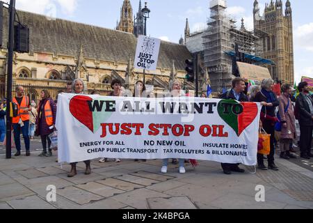 Londra, Regno Unito. 1st ottobre 2022. Basta fermare il petrolio e l'estinzione i manifestanti della ribellione bloccano la Piazza del Parlamento. La marcia è stata parte del giorno abbastanza è abbastanza proteste che hanno visto diversi gruppi riunirsi per protestare contro il costo della crisi, l'aumento delle bollette energetiche, il cambiamento climatico e il governo Tory, e in solidarietà con gli scioperi in corso in tutto il Regno Unito. Credit: Vuk Valcic/Alamy Live News Foto Stock