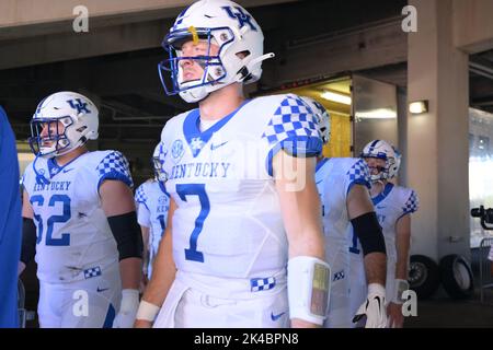 Oxford, MS, Stati Uniti. 01st Ott 2022. Il quartback dei Kentucky Wildcats farà uscire dal tunnel il Levis #7 durante la partita tra la University of Kentucky Wildcats e la University of Mississippi Rebel allo stadio Vaught Hemingway di Oxford, Mississippi. Patrick Green/CSM/Alamy Live News Foto Stock