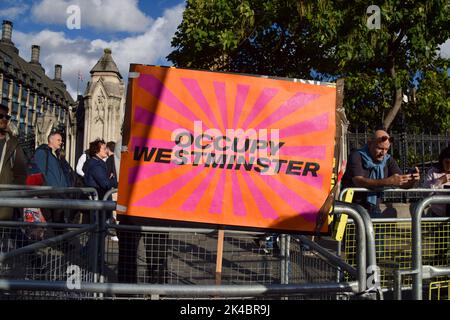 Londra, Regno Unito. 1st ottobre 2022. Basta fermare il petrolio e l'estinzione i manifestanti della ribellione bloccano la Piazza del Parlamento. La marcia è stata parte del giorno abbastanza è abbastanza proteste che hanno visto diversi gruppi riunirsi per protestare contro il costo della crisi, l'aumento delle bollette energetiche, il cambiamento climatico e il governo Tory, e in solidarietà con gli scioperi in corso in tutto il Regno Unito. Credit: Vuk Valcic/Alamy Live News Foto Stock