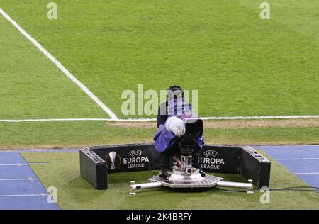 KIEV, UCRAINA - 18 MARZO 2021: Il cameraman dell'emittente al lavoro durante il gioco della UEFA Europa League Shakhtar Donetsk contro Roma allo stadio NSC Olimpiyskyi di Kiev Foto Stock