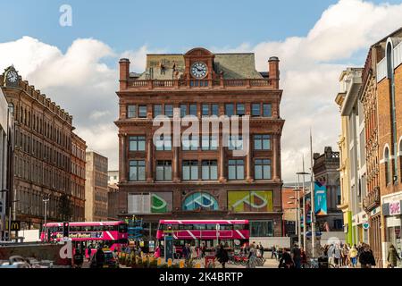 29th settembre 2022: I lavoratori che hanno completato le fasi finali del tetto sul Primark (edificio della Banca) che ha bruciato nel mese di agosto 2019 Foto Stock