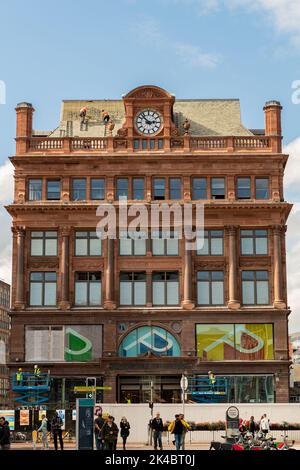 29th settembre 2022: I lavoratori che hanno completato le fasi finali del tetto sul Primark (edificio della Banca) che ha bruciato nel mese di agosto 2019 Foto Stock