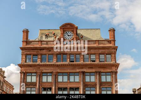 29th settembre 2022: I lavoratori che hanno completato le fasi finali del tetto sul Primark (edificio della Banca) che ha bruciato nel mese di agosto 2019 Foto Stock