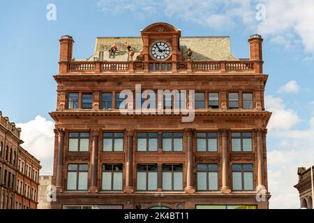 29th settembre 2022: I lavoratori che hanno completato le fasi finali del tetto sul Primark (edificio della Banca) che ha bruciato nel mese di agosto 2019 Foto Stock