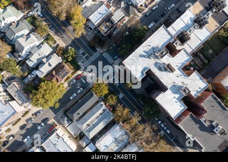 Vista aerea del paesaggio stradale lungo Ocean Parkway a Brooklyn, New York. Foto Stock