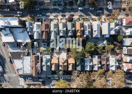 Vista aerea del paesaggio stradale lungo Ocean Parkway a Brooklyn, New York. Foto Stock